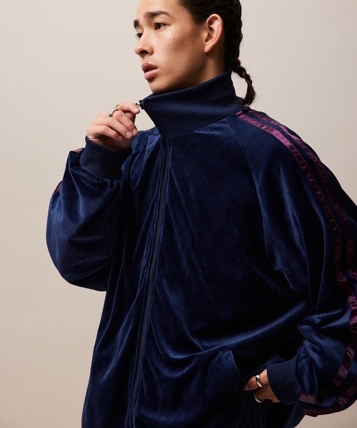 re_k by JUNRED（レクバイジュンレッド）の「re_k by JUNRED / ドレープベロアリブカラートラックジャケット（ジャージ・メンズ・ネイビー/パープル・S/M/L）」の22枚目の写真