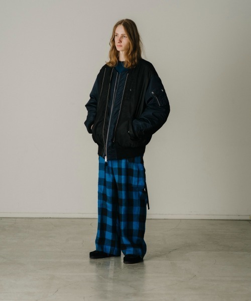 FACETASM（ファセッタズム）の「AVIREX×FACETASM×DOGS MA-1 JACKET（MA-1・レディース・ブラック/カーキ・00）」の4枚目の写真