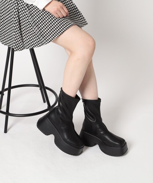 cs T&P(シーエスティーアンドピー)の「厚底バックジップブーツ(ブーツ・レディース・アイボリー/ブラック・L/S/LL/M)」の4枚目の写真