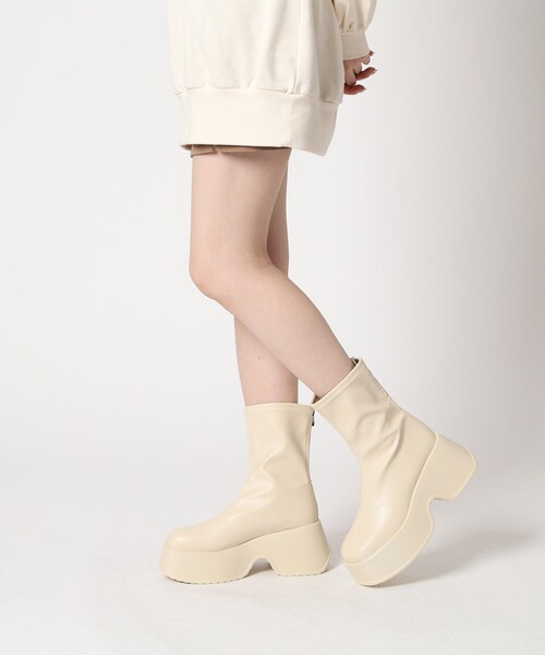 cs T&P(シーエスティーアンドピー)の「厚底バックジップブーツ(ブーツ・レディース・アイボリー/ブラック・L/S/LL/M)」の16枚目の写真