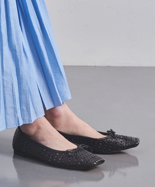 CHEMBUR（チェンバー）の「＜CHEMBUR＞SQ STUD PNCNG フラットシューズ（パンプス・レディース・ブラック・36h/37/38/35h/36/37h/35）」の3枚目の写真