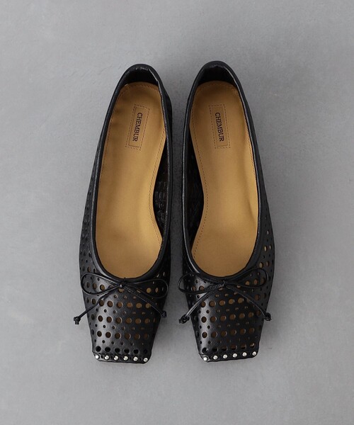 CHEMBUR（チェンバー）の「＜CHEMBUR＞SQ STUD PNCNG フラットシューズ（パンプス・レディース・ブラック・36h/37/38/35h/36/37h/35）」の2枚目の写真