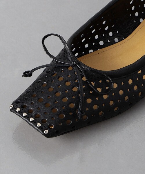 CHEMBUR（チェンバー）の「＜CHEMBUR＞SQ STUD PNCNG フラットシューズ（パンプス・レディース・ブラック・36h/37/38/35h/36/37h/35）」の5枚目の写真