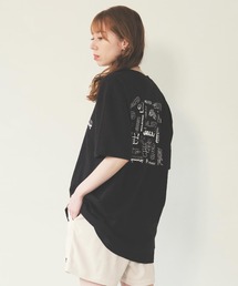 《復刻デザイン》過去人気のグラフィック使用。MANY LOGO SLAB S/S TEE