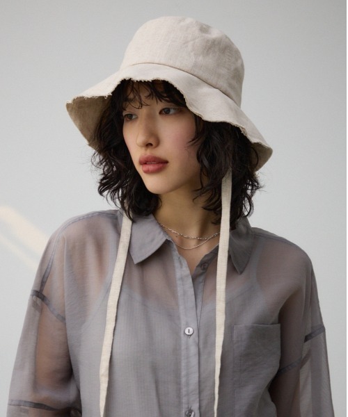 AZUL by moussy(アズールバイマウジー)の「カットオフリネンライクバケットハット(ハット・レディース・ベージュ/ブラック・FREE)」の1枚目の写真