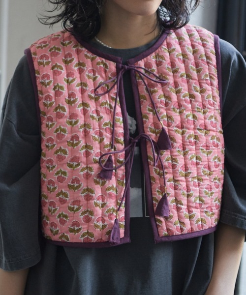 ROSE BUD（ローズバッド）の「フラワープリントキルティングベスト