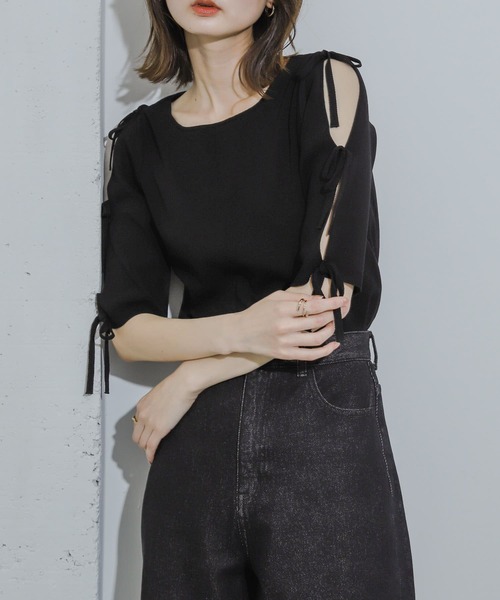 HEYUMM（ヘユム）の「リボンスリットスリーブセーター(5分袖)（ニット/セーター・レディース・ブラック/オフホワイト/チャコールグレー/イエロー・ONE）」の2枚目の写真