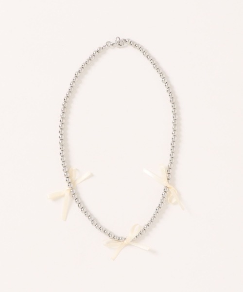 jouetie（ジュエティ）の「ミニリボンモチーフネックレス（ネックレス・レディース・シルバー/アイボリー・FREE）」の2枚目の写真