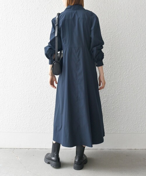 SHIPS any（シップス エニィ）の「【WEB限定】SHIPS any:〈洗濯機可能〉フラットカラー Vネック パフスリーブ ワンピース（シャツワンピース・レディース・ネイビー/ブラウン・ONE SIZE）」の14枚目の写真