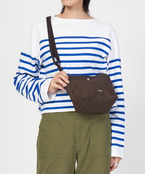 ORCIVAL（オーシバル）の「SHOULDER POUCH MEDIUM ショルダー ポーチ ミディアム（ショルダーバッグ・レディース・ブラウン/キナリ/ライトベージュ/チャコールグレー/ホワイト系・ONE SIZE）」の4枚目の写真