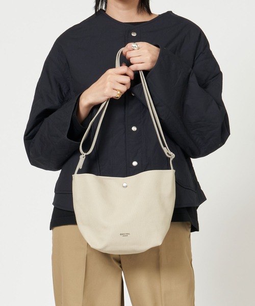 ORCIVAL（オーシバル）の「SHOULDER POUCH MEDIUM ショルダー ポーチ ミディアム（ショルダーバッグ・レディース・ブラウン/キナリ/ライトベージュ/チャコールグレー/ホワイト系・ONE SIZE）」の5枚目の写真