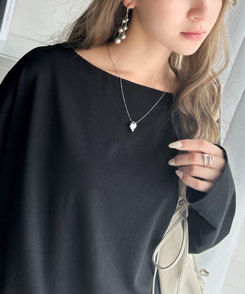 classicalelf(クラシカルエルフ)の「女性らしさ漂う、大人シンプル。シルケット風ボートネックロンTee(Tシャツ/カットソー・レディース・ブラック/チャコール/グレイッシュベージュ/オフホワイト・X-LARGE/SMALL/MEDIUM/LARGE)」の5枚目の写真