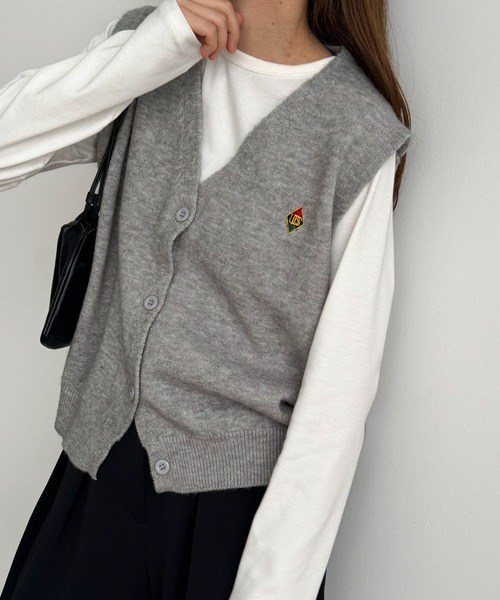 CANAL JEAN（キャナルジーン）の「El mar　ワンポイント刺繍ニットベスト（ベスト・レディース・ブラウン/アイボリー/グレー・ONE SIZE）」の3枚目の写真