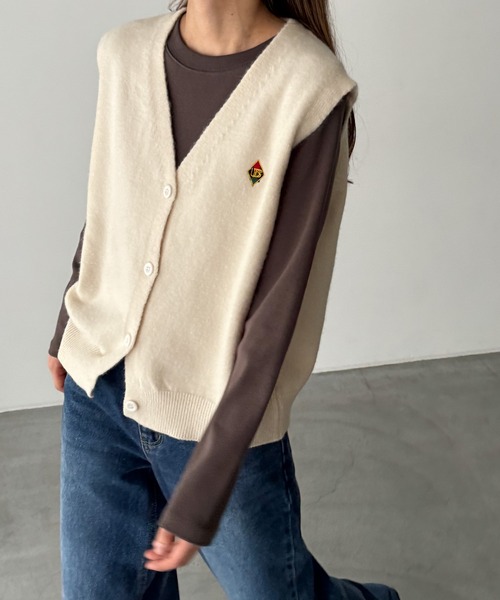 CANAL JEAN（キャナルジーン）の「El mar　ワンポイント刺繍ニットベスト（ベスト・レディース・ブラウン/アイボリー/グレー・ONE SIZE）」の2枚目の写真