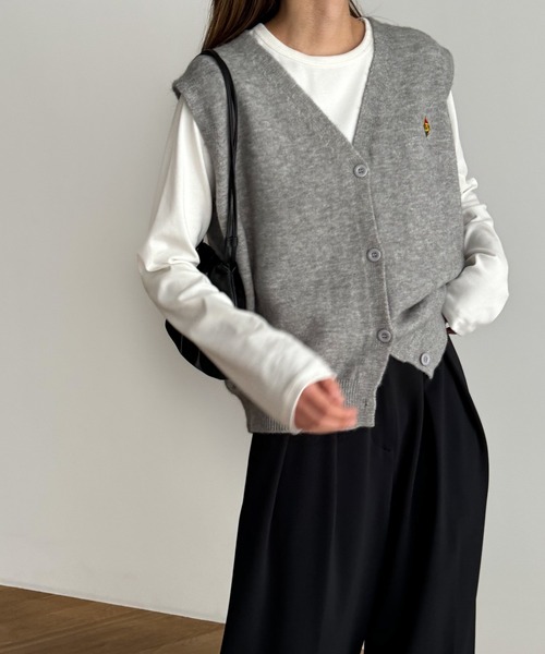 CANAL JEAN（キャナルジーン）の「El mar　ワンポイント刺繍ニットベスト（ベスト・レディース・ブラウン/アイボリー/グレー・ONE SIZE）」の4枚目の写真