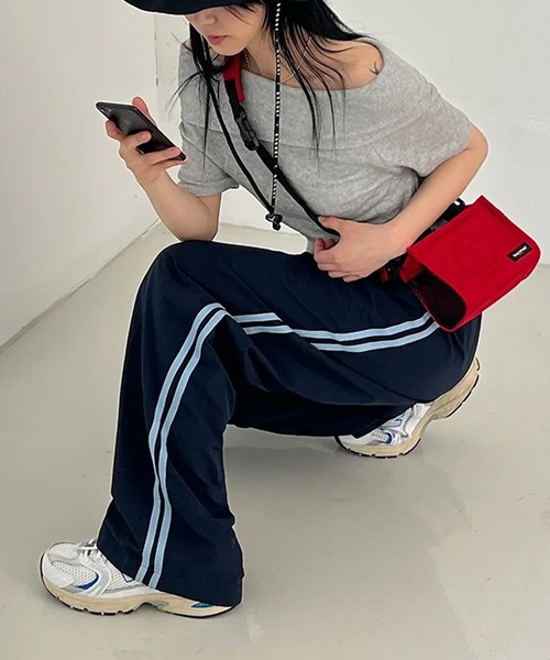 MEMECLE(メメクル)の「【 MEMECLE / メメクル 】サイドライン トラック ナイロンパンツ(その他パンツ・レディース・ブラウン/ネイビー・FREE)」の13枚目の写真