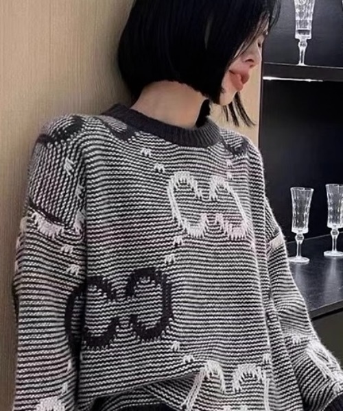 LADY LIKE(レディライク)の「英字モチーフ丸首ニット(ニット/セーター・レディース・グレー/レッド・M)」の6枚目の写真