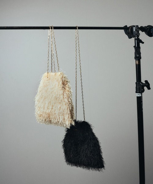 SALON adam et rope'（サロン アダム エ ロペ）の「フェザー2WAYチェーンバッグ（ハンドバッグ・レディース・ブラック/オフホワイト・FREE）」の4枚目の写真