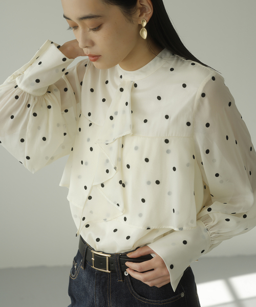 VIS（ビス）の「【洗える】フロッキードットドレープタイブラウス