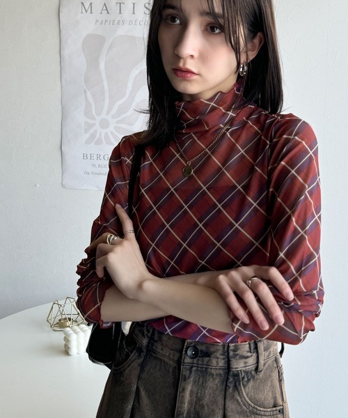 セール】洗練された魅力を引き出す。チェックシアーハイネックメロウ