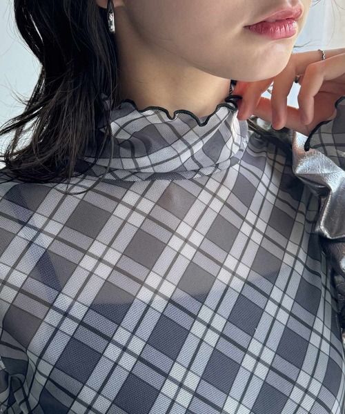 セール】洗練された魅力を引き出す。チェックシアーハイネックメロウ