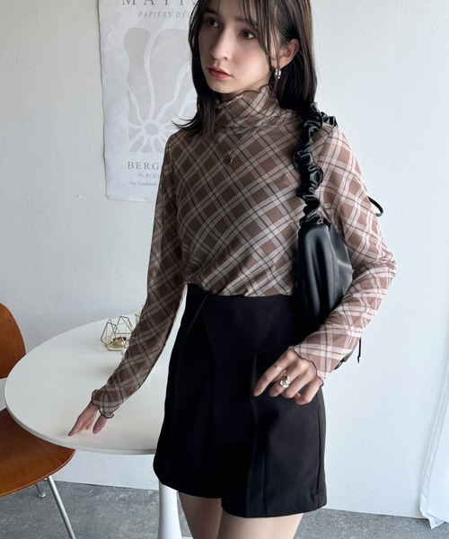セール】洗練された魅力を引き出す。チェックシアーハイネックメロウ