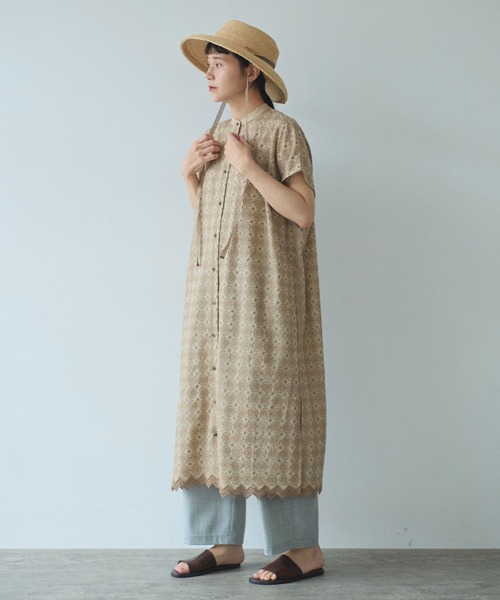 美品✨ユニ yuni ワンピース ベージュ 麻 yuni（ユニ ）の「単色スカラップ刺繍バックオープンシャツワンピース
