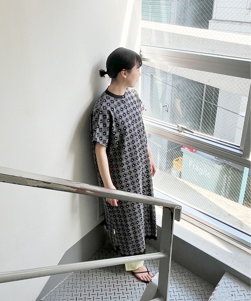 yuni（ユニ ）の「単色スカラップ刺繍バックオープンシャツワンピース
