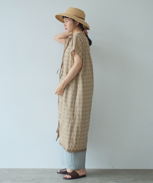 yuni（ユニ ）の「単色スカラップ刺繍バックオープンシャツワンピース