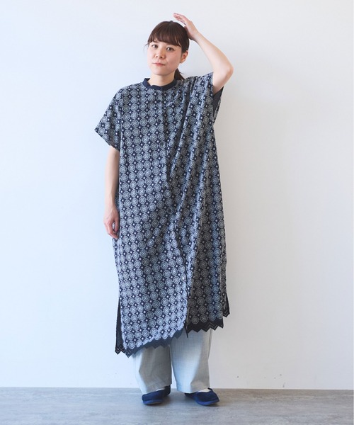yuni（ユニ ）の「単色スカラップ刺繍バックオープンシャツワンピース