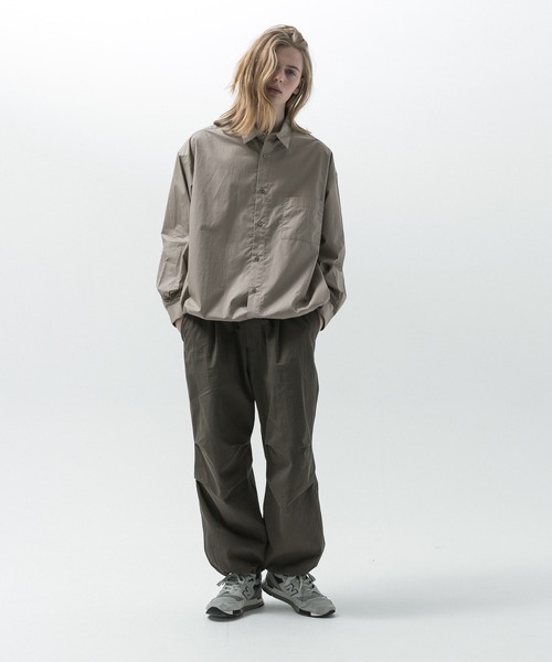 SLICK(スリック)の「【SLICK/スリック】Typewriter Drawstring Shirt / タイプライタードローストリングシャツ/オーバーサイズ シルエット / ドローコード(シャツ/ブラウス・メンズ・ブラック/スミクロ/グレイッシュベージュ・1/2/3)」の5枚目の写真