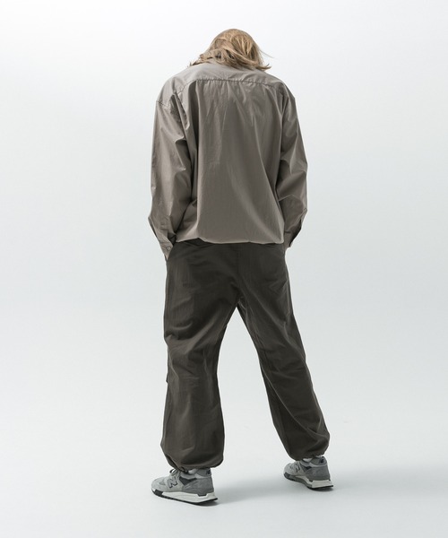 SLICK(スリック)の「【SLICK/スリック】Typewriter Drawstring Shirt / タイプライタードローストリングシャツ/オーバーサイズ シルエット / ドローコード(シャツ/ブラウス・メンズ・ブラック/スミクロ/グレイッシュベージュ・1/2/3)」の4枚目の写真