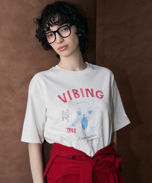 le ELMi(ルエルミ)の「【Uniquely bold design】Cat graphic short sleeve t-shirt / ピグメント加工 ヴィンテージライク キャット グラフィック 半袖Tシャツ(Tシャツ/カットソー・レディース・オフホワイト/ブラック・M/L)」の1枚目の写真