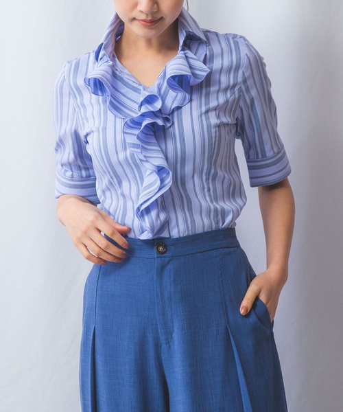 NARACAMICIE（ナラカミーチェ）の「【NARACAMICIE】ストレッチランダムストライプ襟付きフリル半袖シャツ（シャツ/ブラウス・レディース・レッド/ブラック/ブルー・S/L/XL/M）」の2枚目の写真