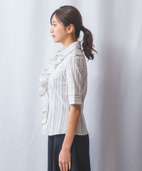 NARACAMICIE（ナラカミーチェ）の「【NARACAMICIE】ストレッチランダムストライプ襟付きフリル半袖シャツ（シャツ/ブラウス・レディース・レッド/ブラック/ブルー・S/L/XL/M）」の6枚目の写真