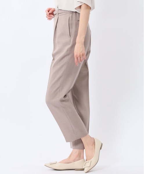 m.f.editorial(エムエフエディトリアル)の「【ストレッチ ウォッシャブル】m.f.エディトリアル レディース テーパード パンツ ベージュ (セットアップ可能)(スーツパンツ・レディース・ベージュ・S/MEDIUM/LARGE)」の1枚目の写真