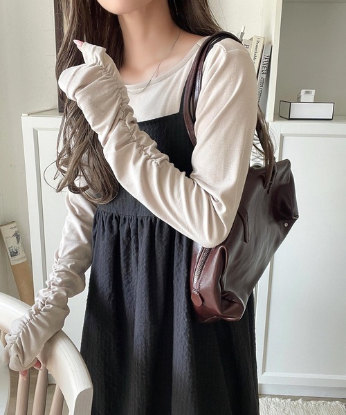 classicalelf(クラシカルエルフ)の「手元にニュアンスをプラス。袖シャーリングボートネックプルオーバー (長袖)(Tシャツ/カットソー・レディース・モカ/ブルー/ブラック/チャコール/オートミール/グレイッシュベージュ・X-LARGE/SMALL/MEDIUM/LARGE)」の15枚目の写真