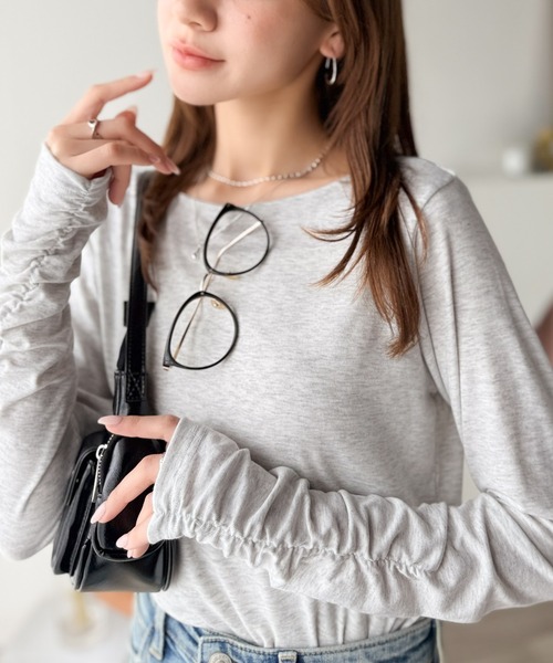 classicalelf(クラシカルエルフ)の「手元にニュアンスをプラス。袖シャーリングボートネックプルオーバー (長袖)(Tシャツ/カットソー・レディース・モカ/ブルー/ブラック/チャコール/オートミール/グレイッシュベージュ・X-LARGE/SMALL/MEDIUM/LARGE)」の22枚目の写真