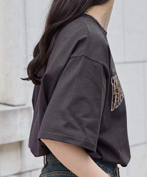 MONO-MART(モノマート)の「カレッジレオパードパッチロゴ刺繍半袖Tシャツ(Tシャツ/カットソー・レディース・ブラック/ホワイト/グレイッシュブルー/スミクロ・FREE)」の7枚目の写真