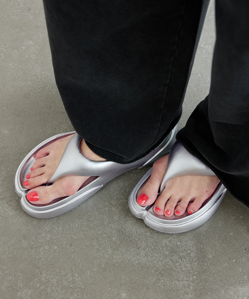 U by SPICK&SPAN(ユーバイスピックアンドスパン)の「PAES/ぺイズ New Flipflop Coating Line(サンダル・レディース・シルバー/ブラック・23cm/24cm/25cm)」の10枚目の写真
