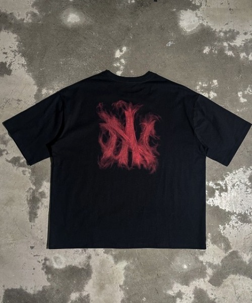 A‘gem 9（エージェムナイン）の「A'GEM/9 × .kom 『A'GEM/9/エージェムナイン』スモークロゴ半袖Tシャツ（Tシャツ/カットソー・メンズ・ブラック×ホワイト/ブラック×レッド・FREE）」の6枚目の写真