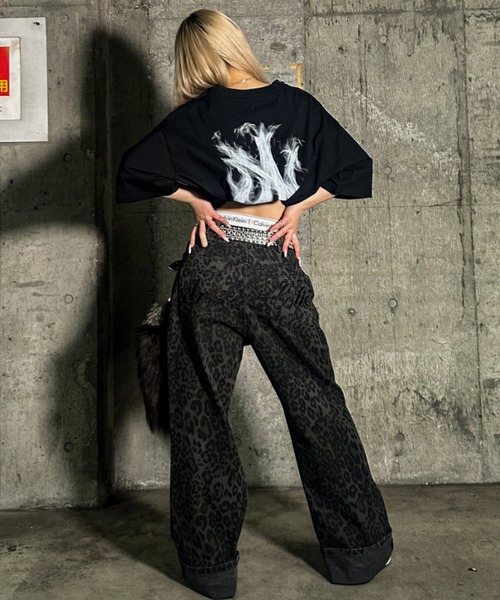 A‘gem 9（エージェムナイン）の「A'GEM/9 × .kom 『A'GEM/9/エージェムナイン』スモークロゴ半袖Tシャツ（Tシャツ/カットソー・メンズ・ブラック×ホワイト/ブラック×レッド・FREE）」の17枚目の写真