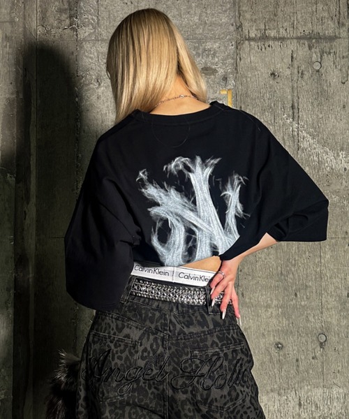 A‘gem 9（エージェムナイン）の「A'GEM/9 × .kom 『A'GEM/9/エージェムナイン』スモークロゴ半袖Tシャツ（Tシャツ/カットソー・メンズ・ブラック×ホワイト/ブラック×レッド・FREE）」の15枚目の写真