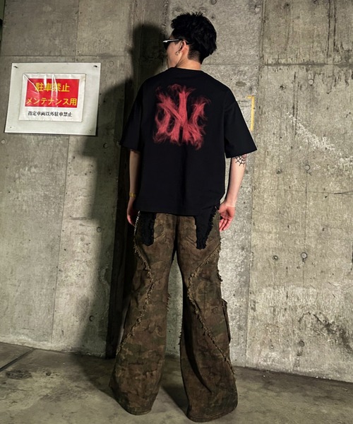 A‘gem 9（エージェムナイン）の「A'GEM/9 × .kom 『A'GEM/9/エージェムナイン』スモークロゴ半袖Tシャツ（Tシャツ/カットソー・メンズ・ブラック×ホワイト/ブラック×レッド・FREE）」の13枚目の写真