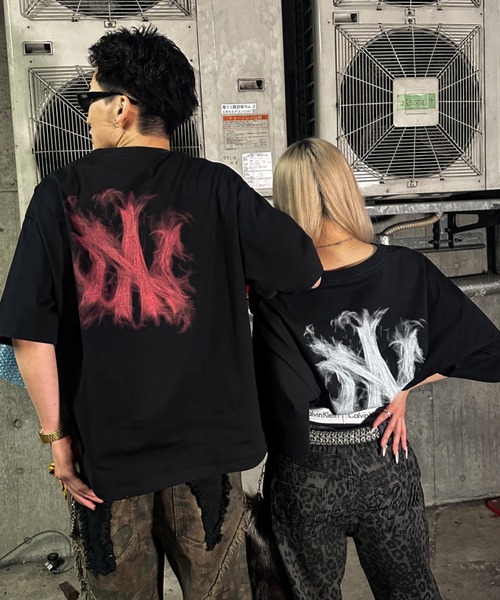 A‘gem 9（エージェムナイン）の「A'GEM/9 × .kom 『A'GEM/9/エージェムナイン』スモークロゴ半袖Tシャツ（Tシャツ/カットソー・メンズ・ブラック×ホワイト/ブラック×レッド・FREE）」の19枚目の写真