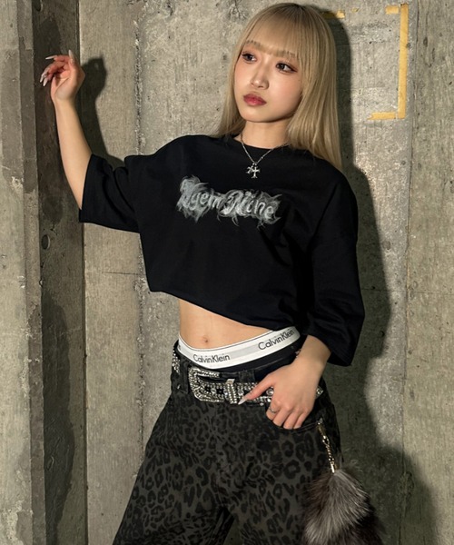 A‘gem 9（エージェムナイン）の「A'GEM/9 × .kom 『A'GEM/9/エージェムナイン』スモークロゴ半袖Tシャツ（Tシャツ/カットソー・メンズ・ブラック×ホワイト/ブラック×レッド・FREE）」の14枚目の写真