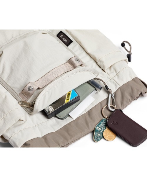 entre square(アントレスクエアー)の「Bellroy-バックパック/ミニバッグ Cinch Minipack オート(バックパック/リュック・レディース・ホワイト・ONE SIZE)」の5枚目の写真