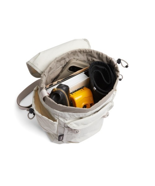 entre square(アントレスクエアー)の「Bellroy-バックパック/ミニバッグ Cinch Minipack オート(バックパック/リュック・レディース・ホワイト・ONE SIZE)」の3枚目の写真