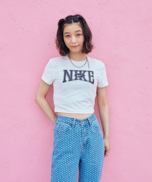 NIKE（ナイキ）の「ナイキ スポーツウェア ウィメンズ スリム クロップド Tシャツ / Nike Sportswear Women's Slim Cropped T-Shirt HQ1710-133 Sail（Tシャツ/カットソー・レディース・クリーム・XS/S/M/L/XL）」の2枚目の写真