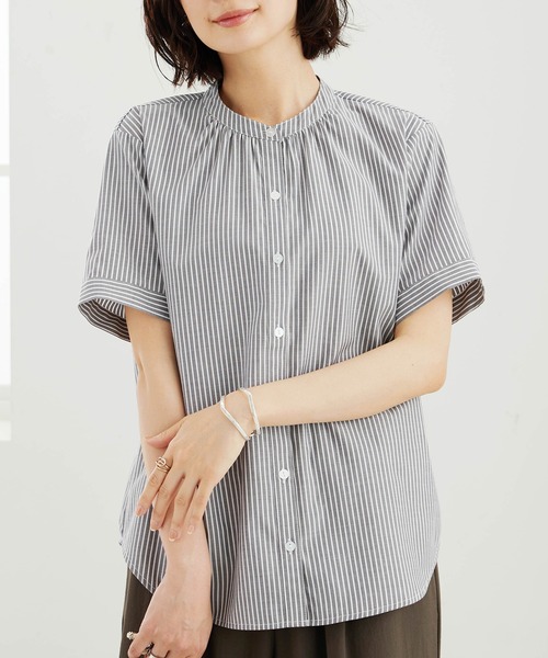 BELLUNA PLUS(ベルーナ)の「ギャザー使いバンドカラーブラウス(シャツ/ブラウス・レディース・サックスブルー/ストライプ/ネイビー/ピンク/グレー系/イエロー/セージグリーン・MEDIUM/LARGE/X-LARGE)」の2枚目の写真